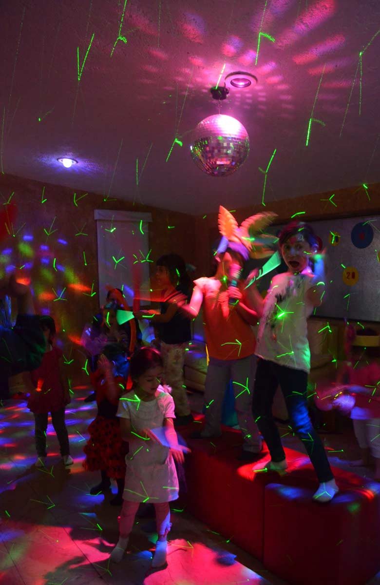 Bailes, disfraces, globos, música y luces en la minidisco.